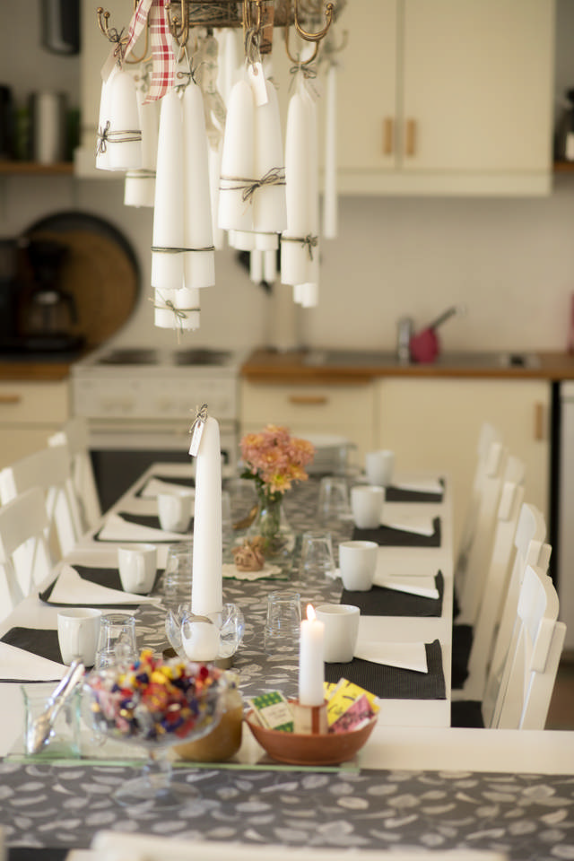 Närbild på dukat bord med ljus från ljusstöperi ljusglädjen 