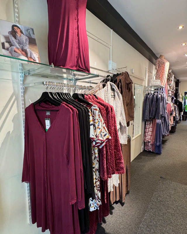 Bild från inne i butiken - badkläder på vägg